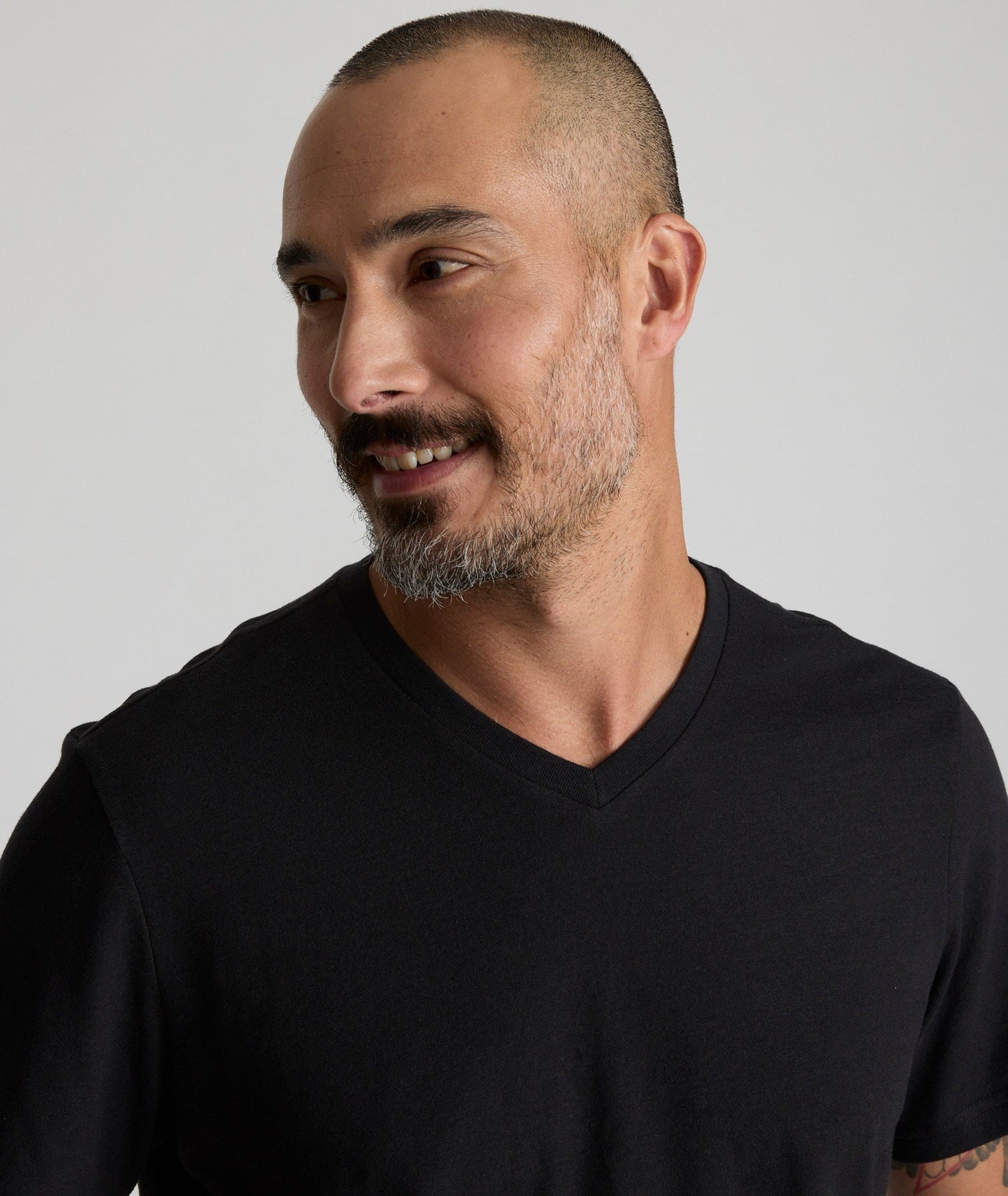 UNTUCKit Ultrasoft V-Neck Tee Black
