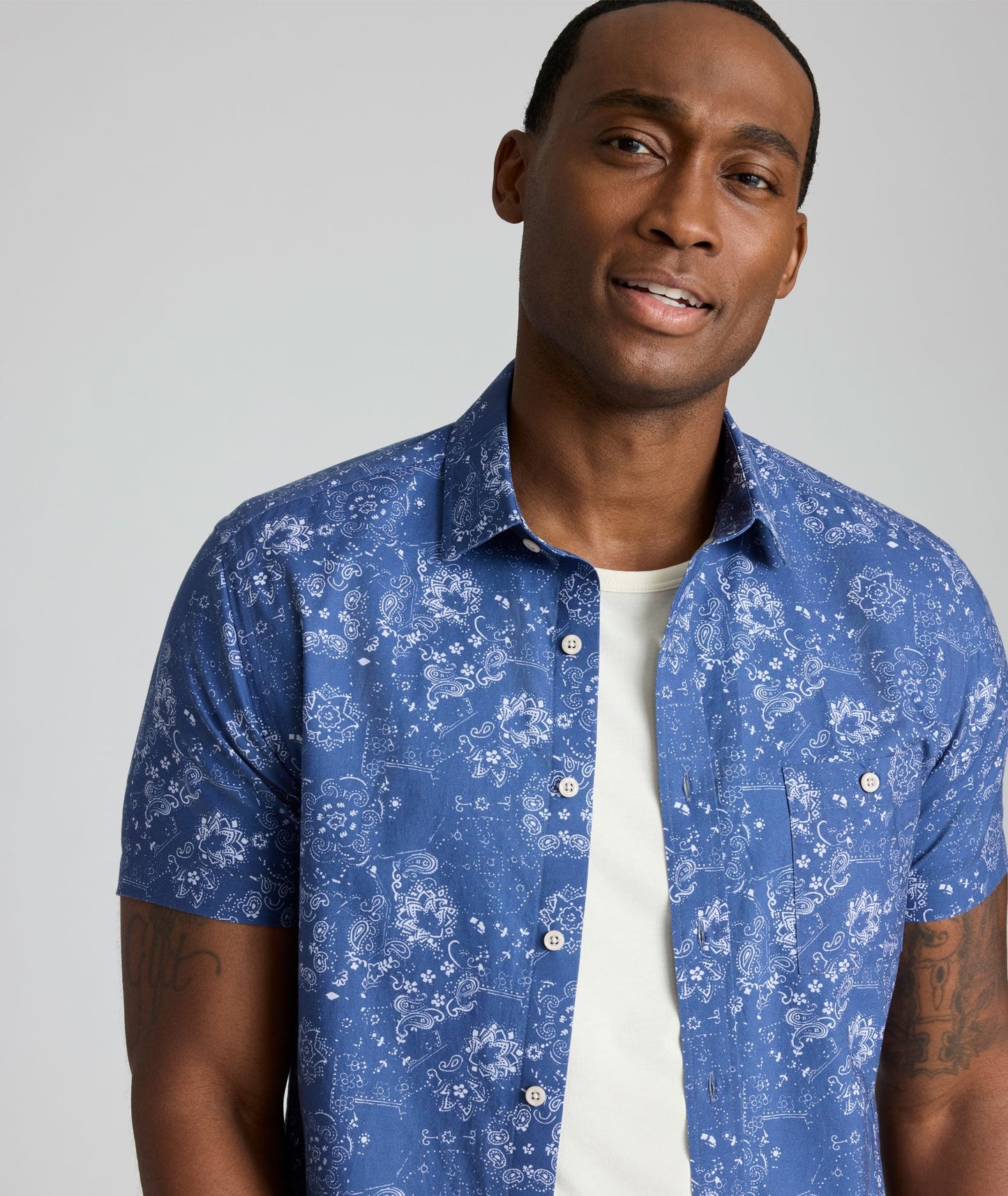 UNTUCKit Summerweight Short-Sleeve Monroe Shirt -FINAL SALE Navy Bandana Print
